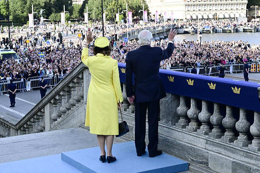 Kungen hyllad med jubel på Stockholms gator och torg