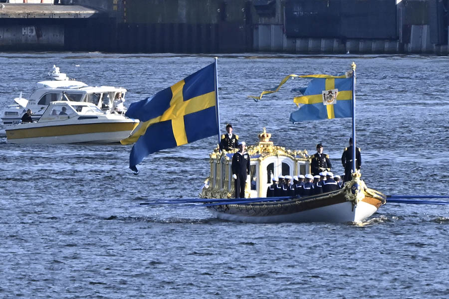 Kungen hyllad med jubel på Stockholms gator och torg