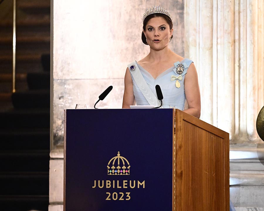 Victoria strålade vackert på kungens jubileumsbankett