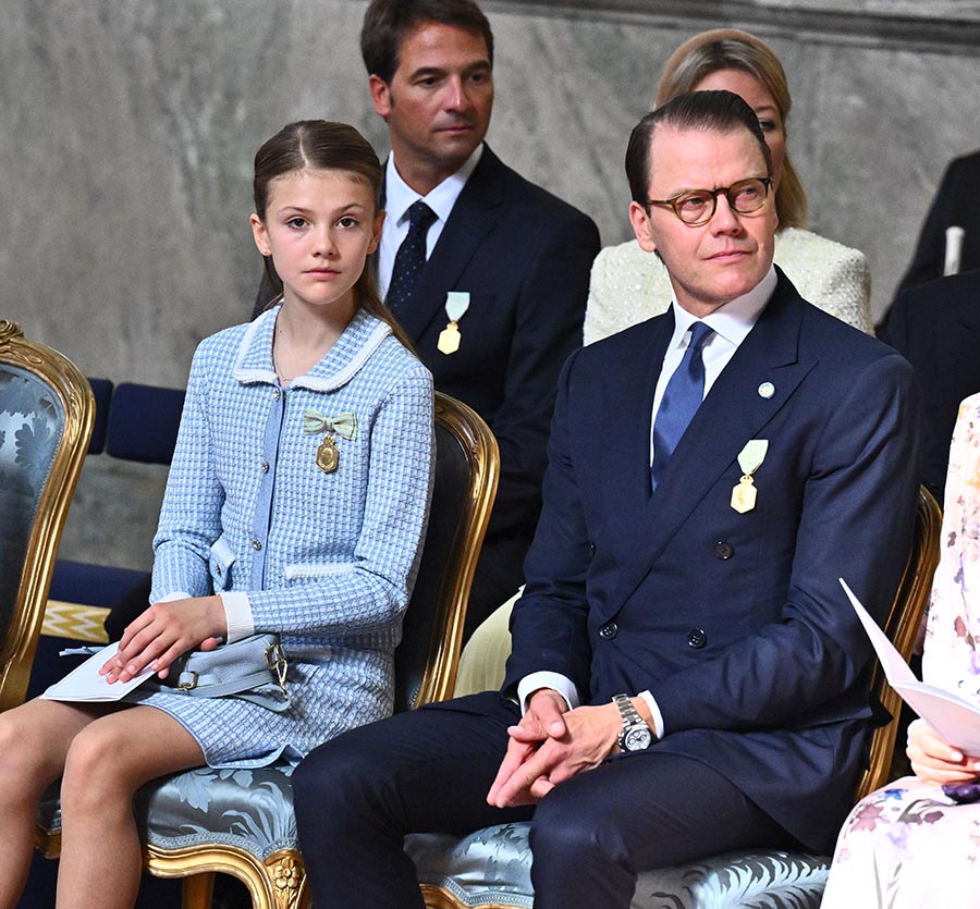 Här hyllas kungen av familjen och kungligheterna