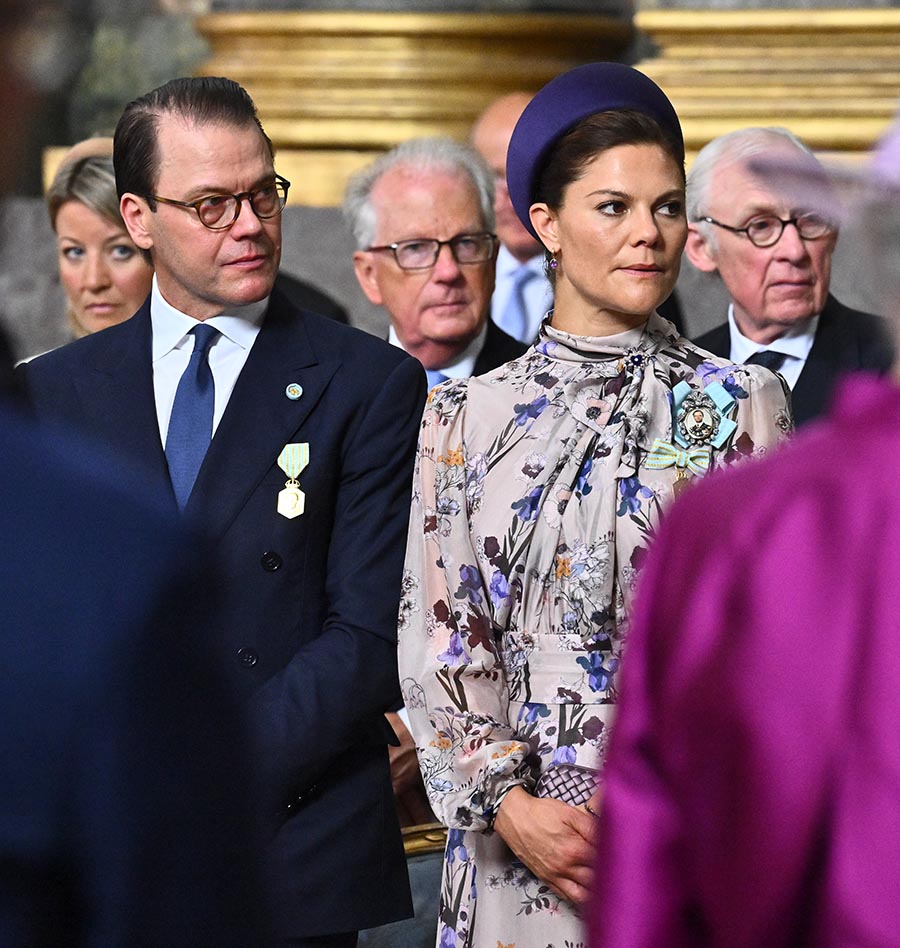 Här hyllas kungen av familjen och kungligheterna