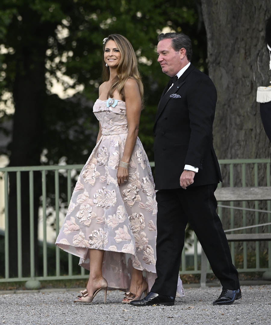 Madeleine och Chris visar sig på kungens jubileumsfest