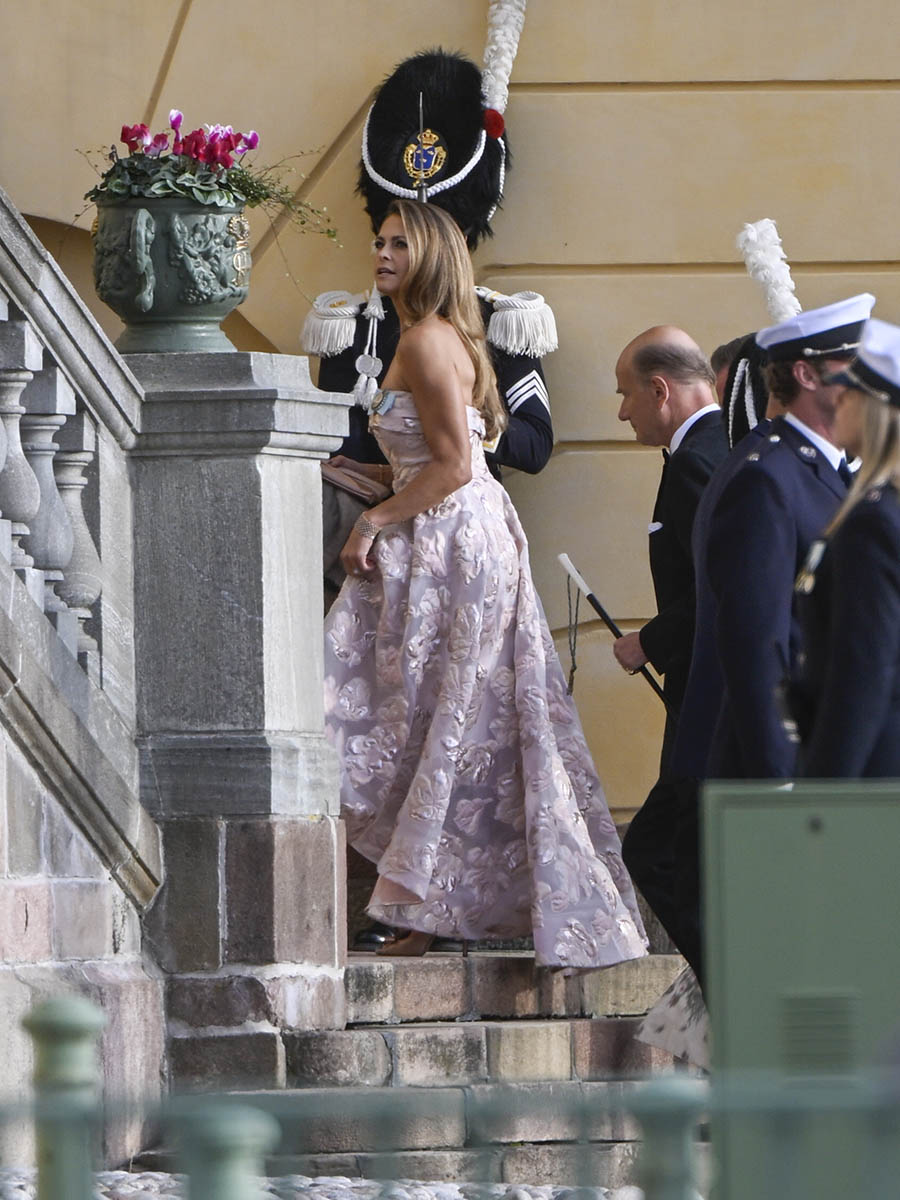 Madeleine och Chris visar sig på kungens jubileumsfest