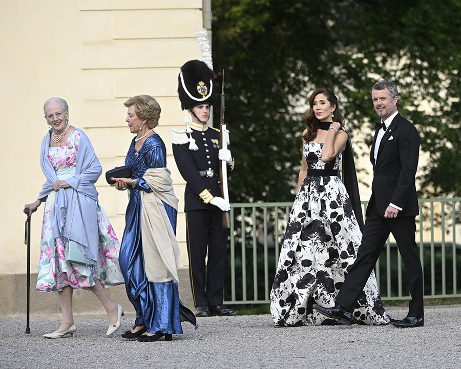 Madeleine och Chris visar sig på kungens jubileumsfest