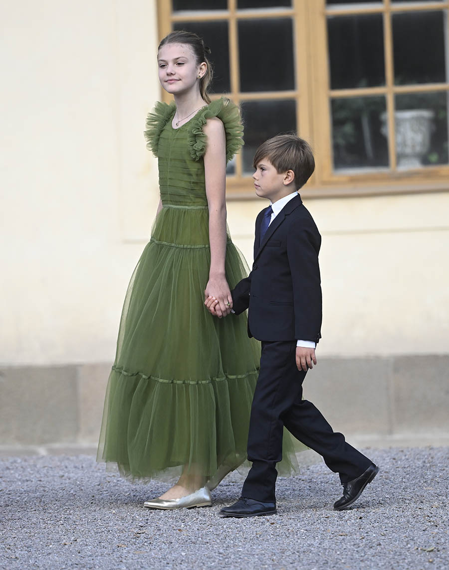 Madeleine och Chris visar sig på kungens jubileumsfest