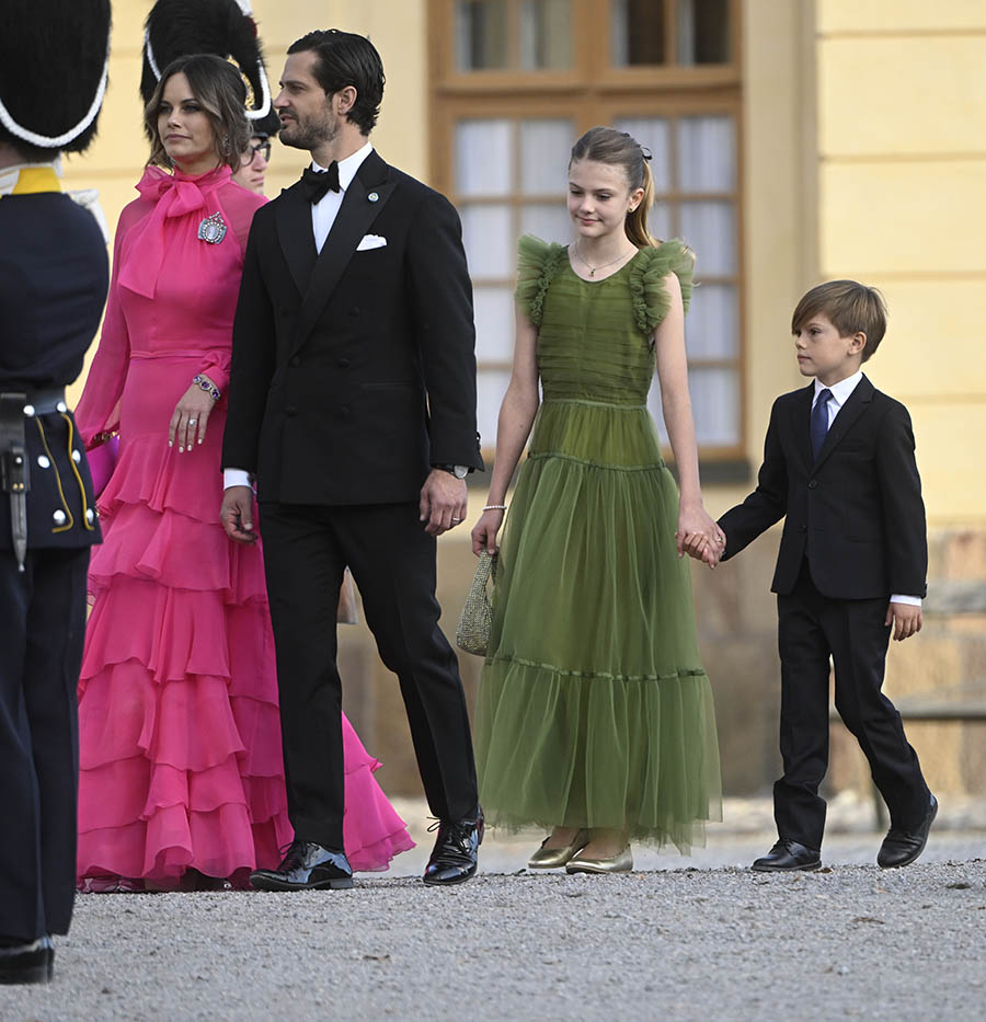 Madeleine och Chris visar sig på kungens jubileumsfest