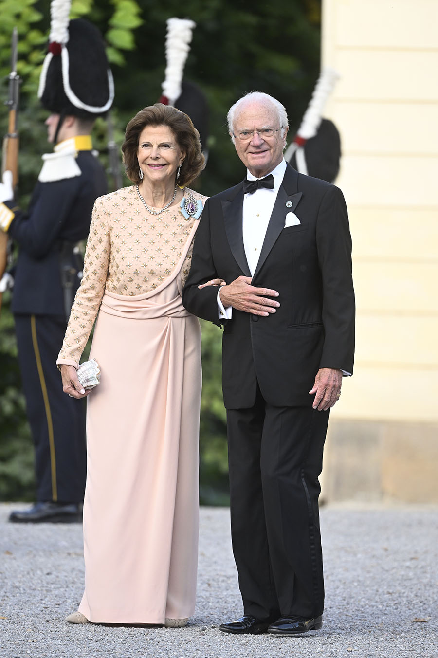 Madeleine och Chris visar sig på kungens jubileumsfest