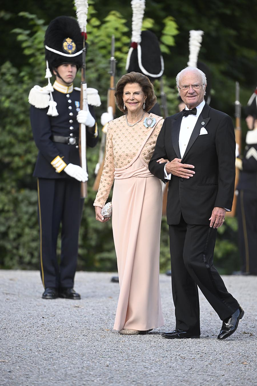 Madeleine och Chris visar sig på kungens jubileumsfest