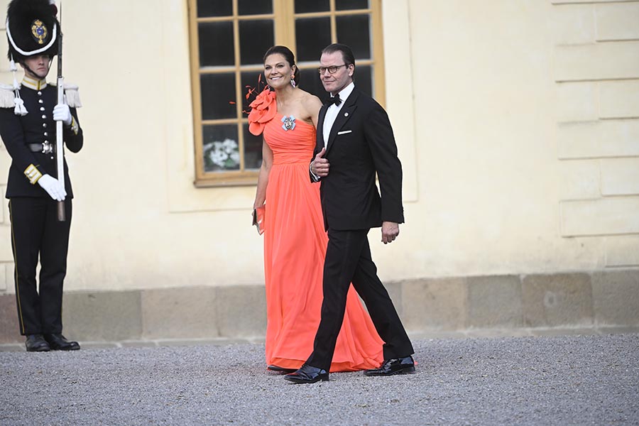 Madeleine och Chris visar sig på kungens jubileumsfest