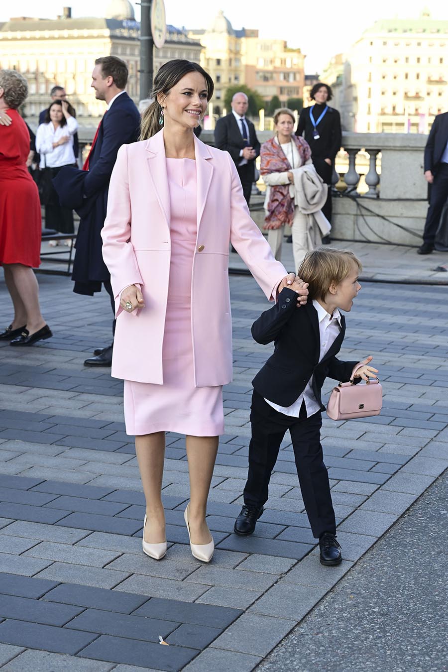 Victorias och Estelles härliga skratt under kungens konsert