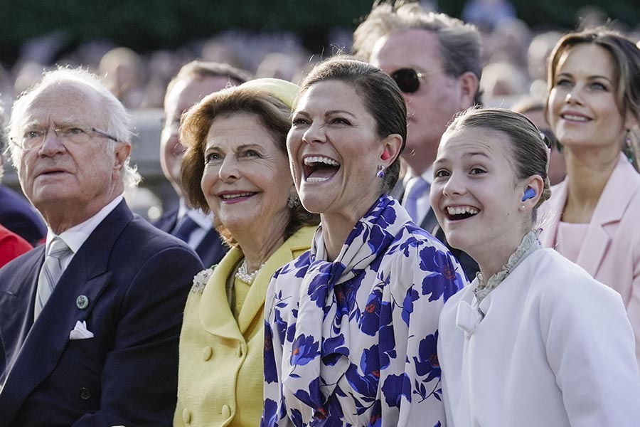 Victorias och Estelles härliga skratt under kungens konsert