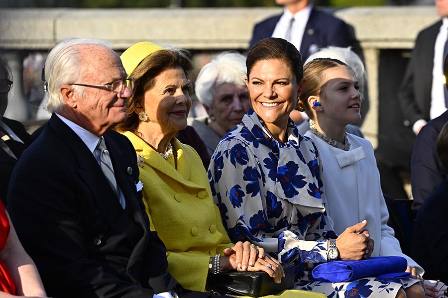 Victorias och Estelles härliga skratt under kungens konsert