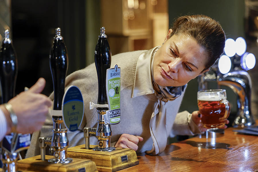 Victoria sa "skål" och drack öl med Daniel på puben i England