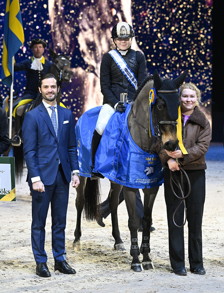 prins carl philip delade ut hästpris på friends arena 1 Prins Carl Philip delade ut hästpris på Friends Arena