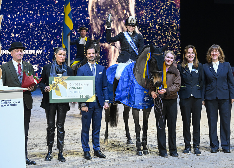 prins carl philip delade ut hästpris på friends arena 3 Prins Carl Philip delade ut hästpris på Friends Arena