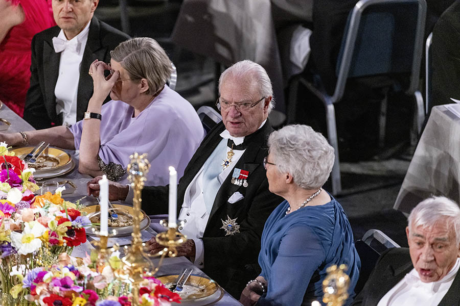 Drottning Silvia och Sofia strålade glatt på Nobelfesten