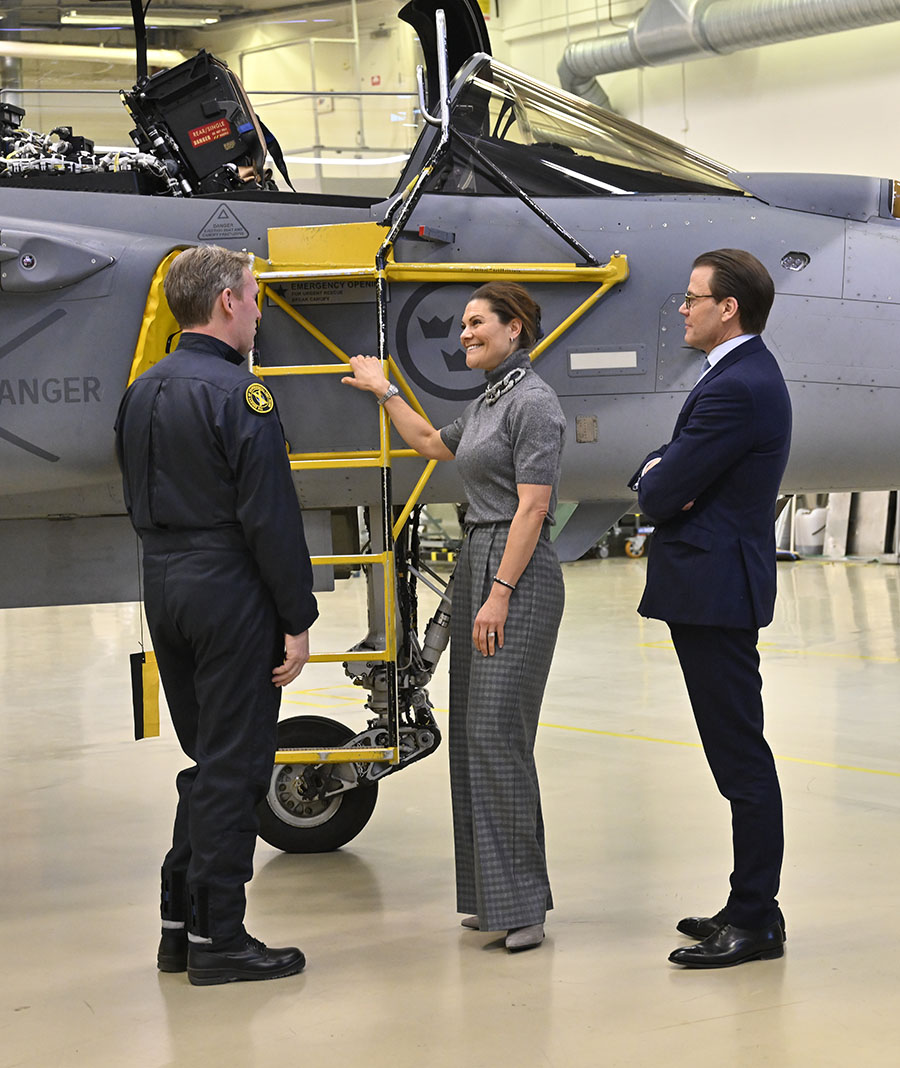 Bild-Extra: Här blir Victoria stridspilot i snabba jaktplanet