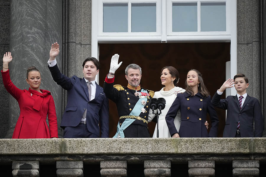 Kung Frederiks oväntade kyss med en paff Mary på balkongen