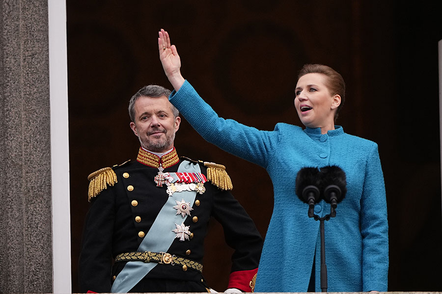 tårfylld kung frederik tar emot danska folkets jubel på slottet 1 Tårfylld kung Frederik tar emot danska folkets jubel på slottet