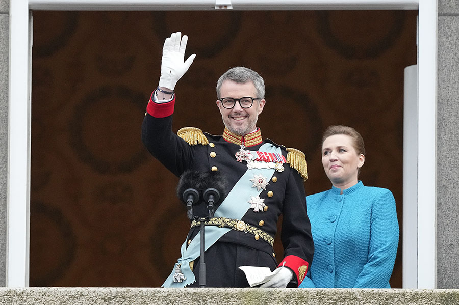 tårfylld kung frederik tar emot danska folkets jubel på slottet 2 Tårfylld kung Frederik tar emot danska folkets jubel på slottet