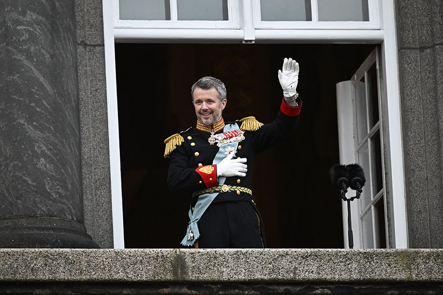tårfylld kung frederik tar emot danska folkets jubel på slottet 3 Tårfylld kung Frederik tar emot danska folkets jubel på slottet