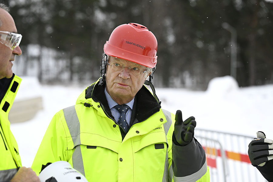 lysande kung i farten – här blir han vägarbetare i vinterkylan 1 Lysande kung i farten – här blir han vägarbetare i vinterkylan