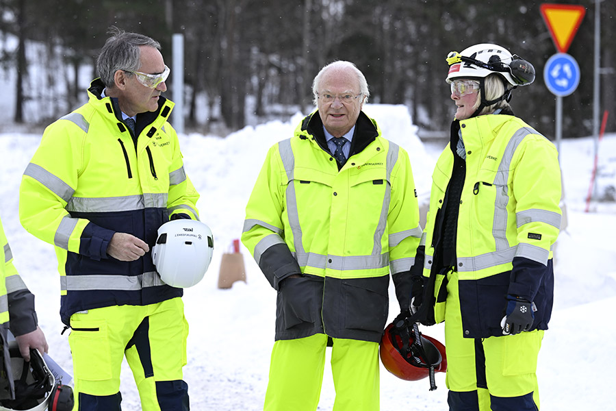lysande kung i farten – här blir han vägarbetare i vinterkylan 2 Lysande kung i farten – här blir han vägarbetare i vinterkylan
