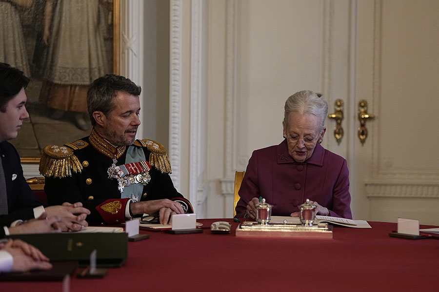 Här abdikerar Margrethe – Danmarks kung är Frederik X