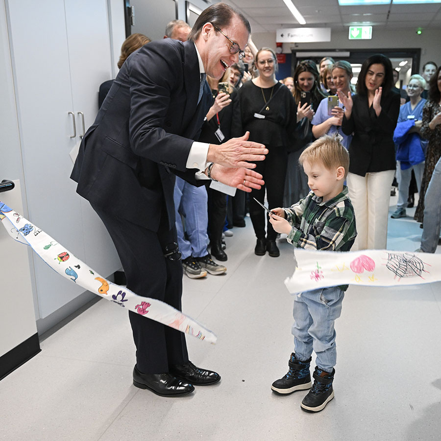 Här släpper prins Daniel loss och leker med grisen