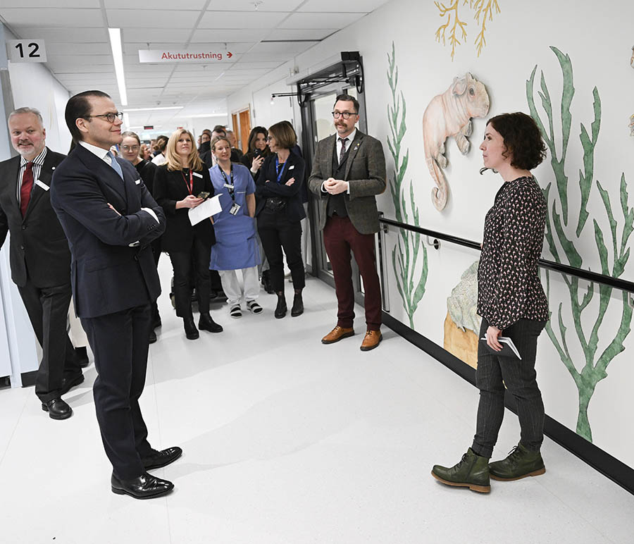 Här släpper prins Daniel loss och leker med grisen