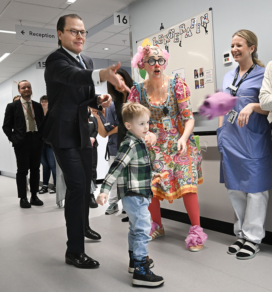 Här släpper prins Daniel loss och leker med grisen
