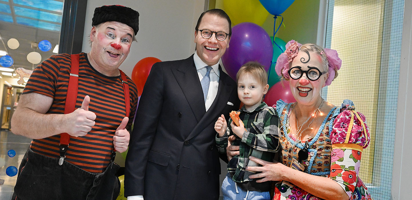 Här släpper prins Daniel loss och leker med grisen