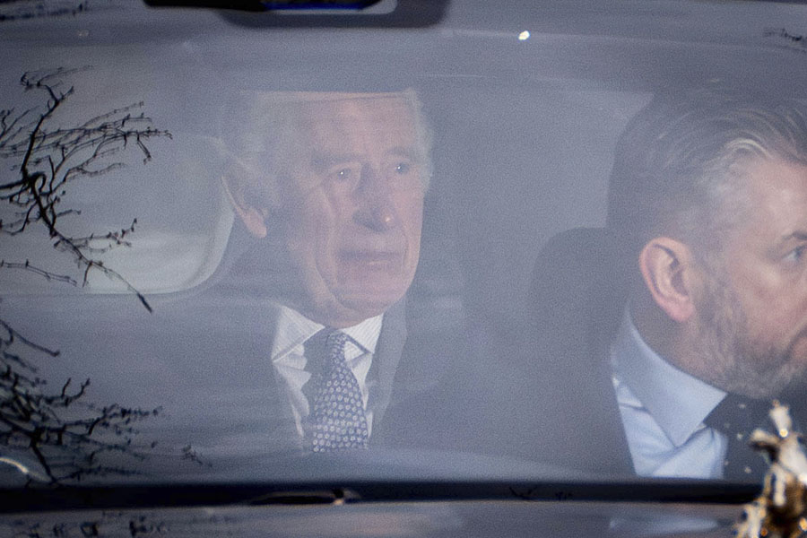 första bilderna på kung charles efter mötet med prins harry 2 Första bilderna på kung Charles efter mötet med prins Harry