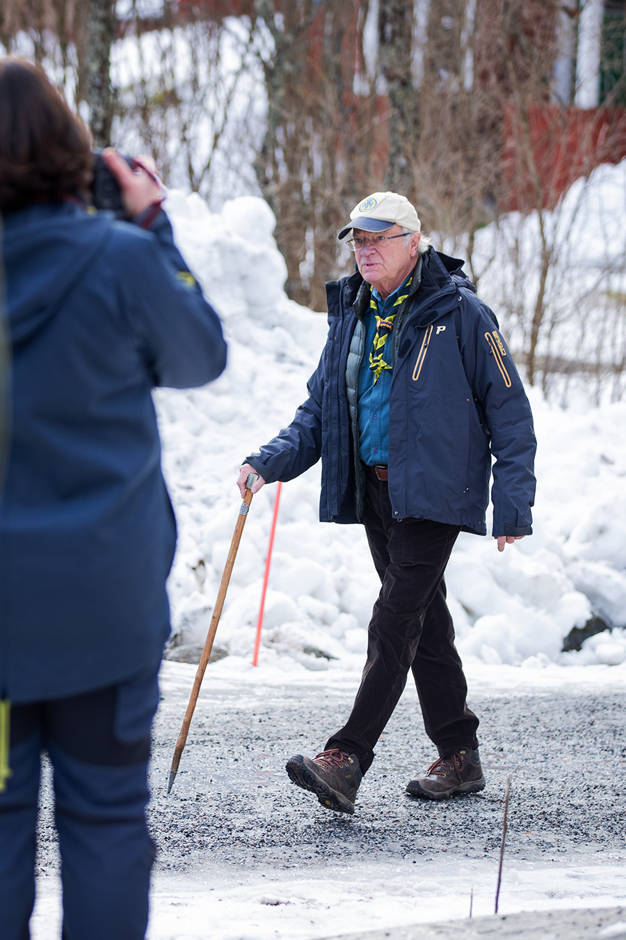 Bilderna avslöjar: Här går kungen med käpp på promenad