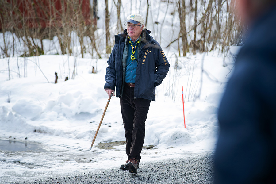 Bilderna avslöjar: Här går kungen med käpp på promenad