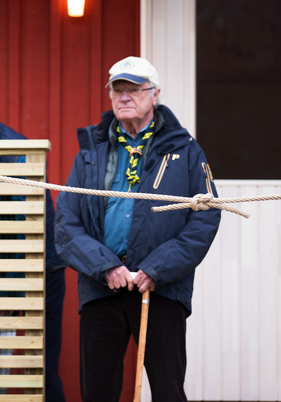 Bilderna avslöjar: Här går kungen med käpp på promenad