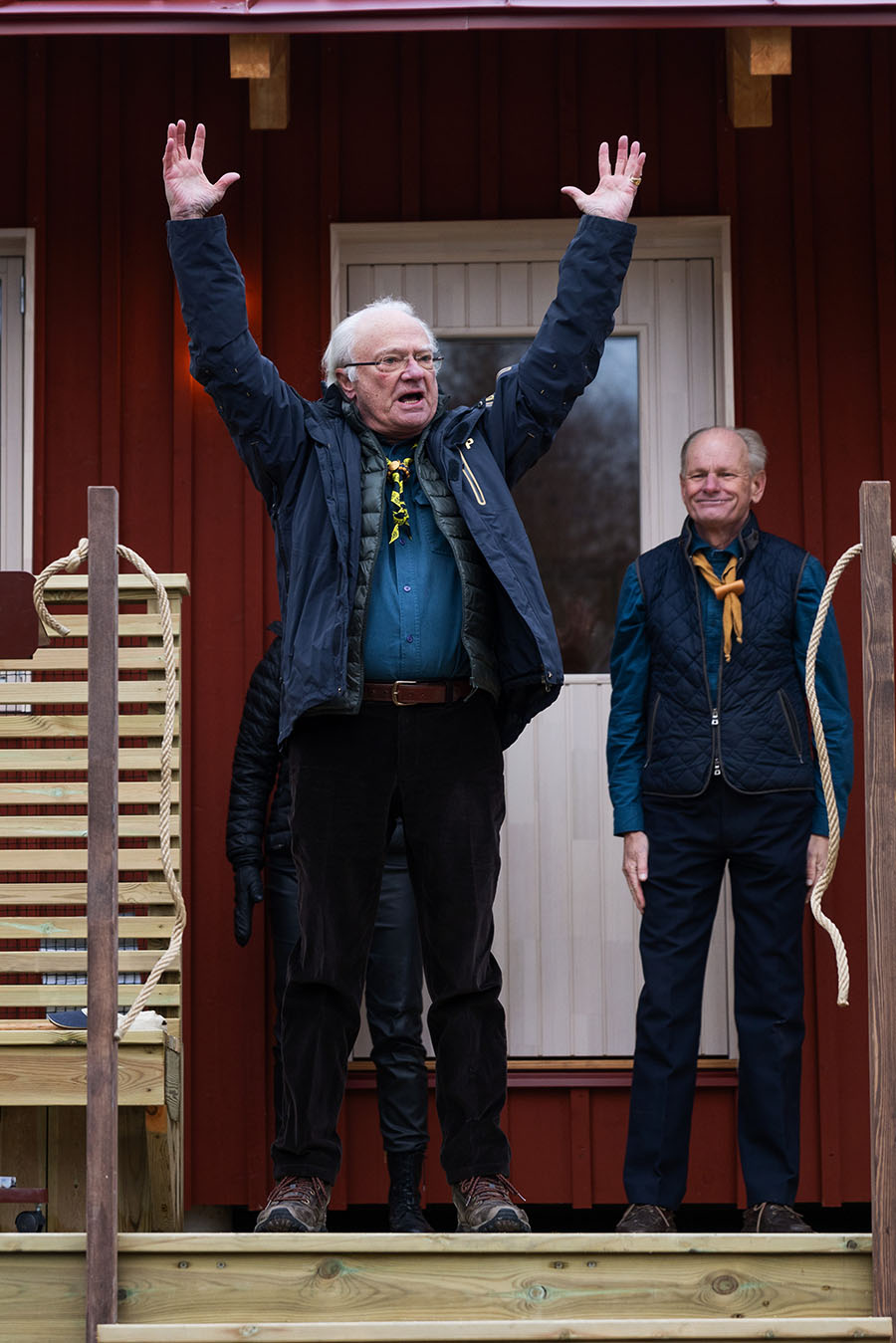 Bilderna avslöjar: Här går kungen med käpp på promenad