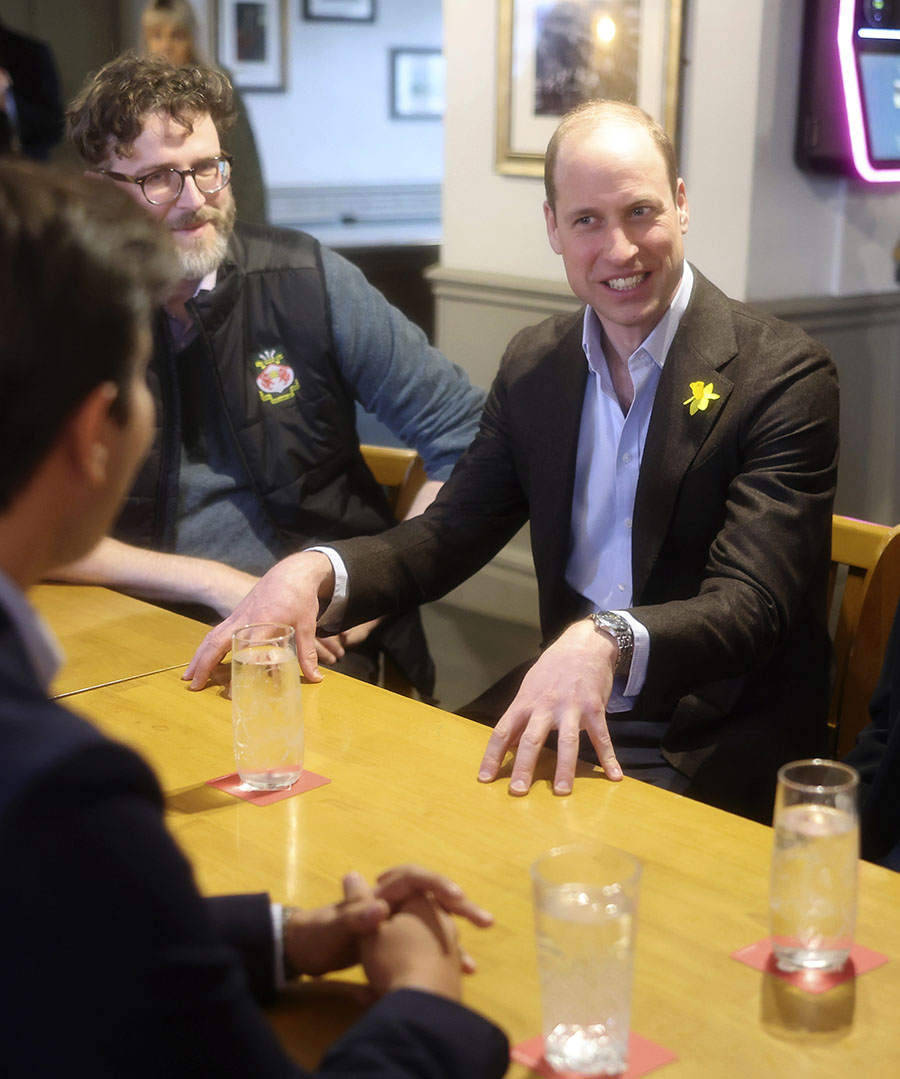 Prins Williams festliga barhäng med grabbarna på puben