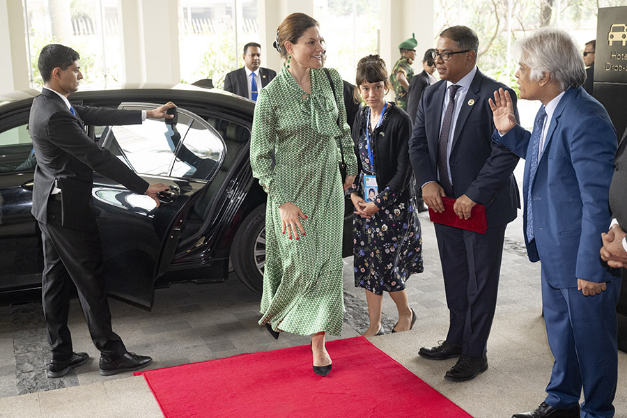 första bilderna: här välkomnas victoria till varma bangladesh 1 Första bilderna: Här välkomnas Victoria till varma Bangladesh