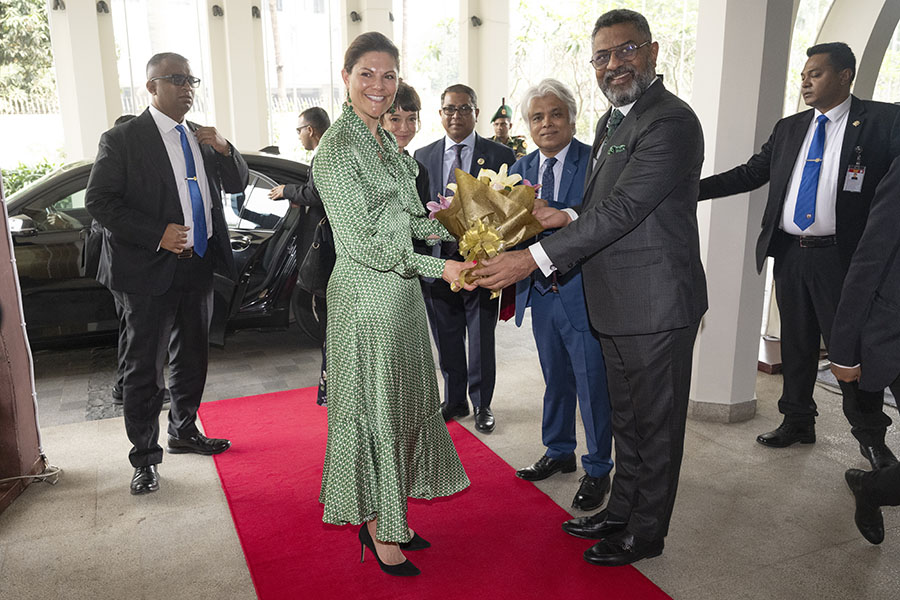 första bilderna: här välkomnas victoria till varma bangladesh 2 Första bilderna: Här välkomnas Victoria till varma Bangladesh