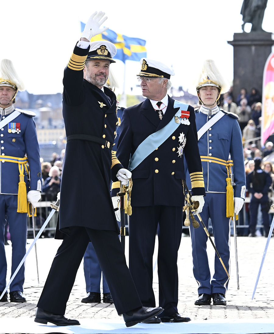 Kung Frederiks fräcka beteende framför kungen väcker kritik