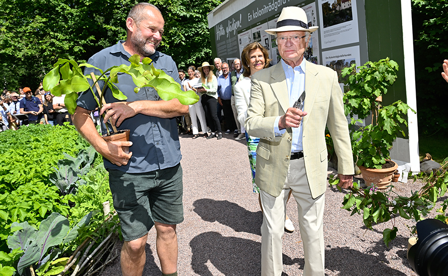 Kungens beteende i trädgården framför turisterna chockar