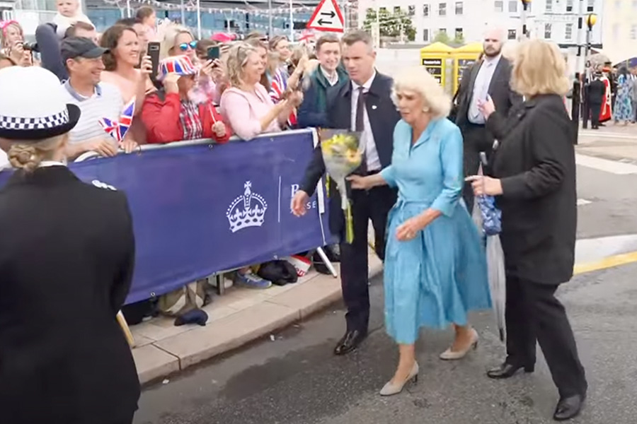 kung charles och camilla förda till säkerhet: misstänkt på taket 2 Kung Charles och Camilla förda till säkerhet: misstänkt på taket