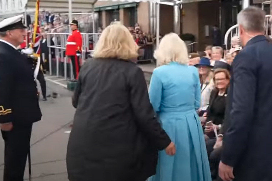 kung charles och camilla förda till säkerhet: misstänkt på taket 3 Kung Charles och Camilla förda till säkerhet: misstänkt på taket
