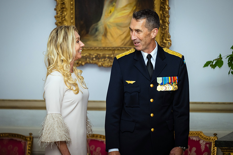prins daniels okända fest med öb – poserade med kvinnor 2 Prins Daniels okända fest med ÖB – poserade med kvinnor