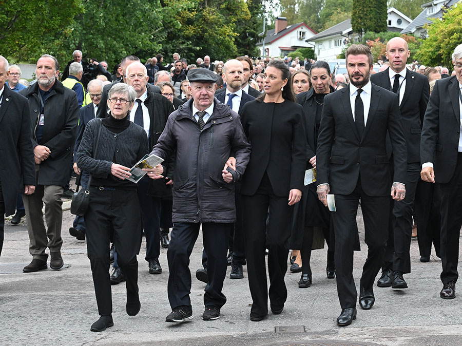 "Svennis" begravning – här tar Beckham och exet Nancy farväl