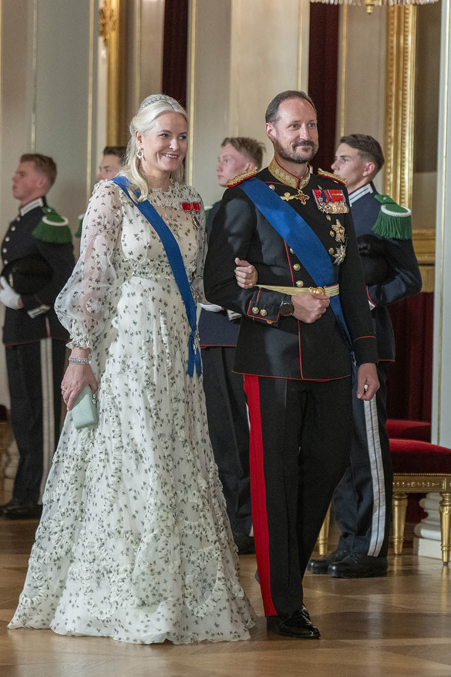 mette-marit skapar förvirring och kaos i norge efter lyxfesten 3 Mette-Marit skapar förvirring och kaos i Norge efter lyxfesten