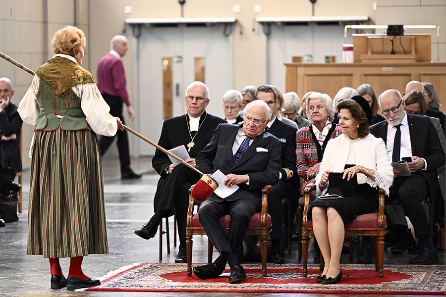 kungens pengatrubbel framför silvia i kyrkan överraskade alla 2 Kungens pengatrubbel framför Silvia i kyrkan överraskade alla