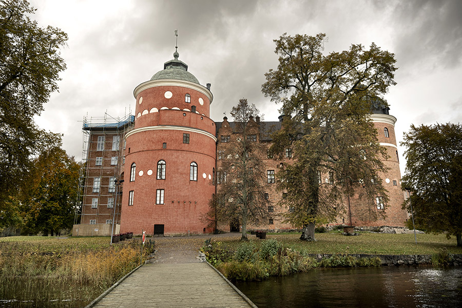 Otäckt fynd vid kungaparets slott – huvudet saknas på kroppen